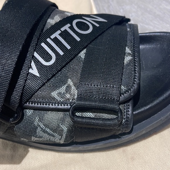 LOUIS VUITTON - Honolulu slides
Size 8.5
Dust cloth
no box - Picture 9 of 13
